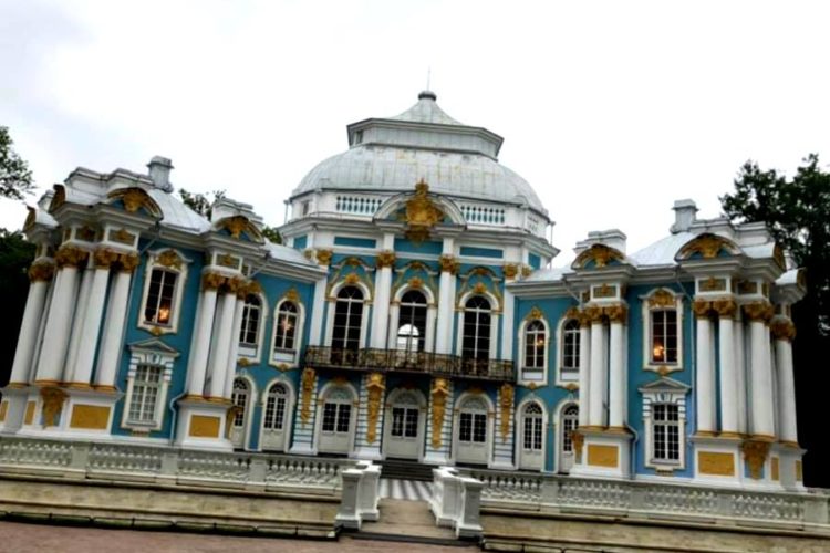 Иностранцев отрезали от популярных туробъектов Петербурга