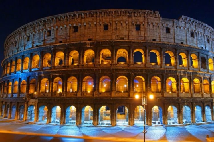 Туристов, которые ночью пили пиво в Колизее, поймали полицейские