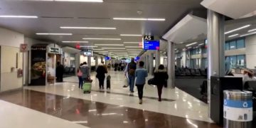 Пассажир случайно выстрелил в аэропорту - как ему удалось пронести оружие?