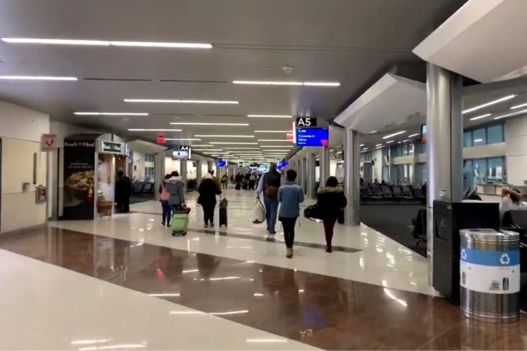 Пассажир случайно выстрелил в аэропорту - как ему удалось пронести оружие?