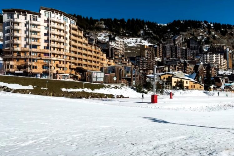 Власти Франции обязали горнолыжных туристов надевать маски