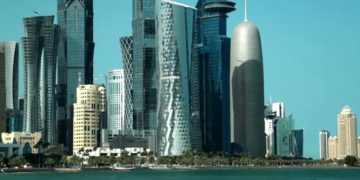 В Министерстве здравоохранения Катара приняли решение о внесении изменений в категоризацию государств на основании риска распространения коронавируса. Россия с 1 декабря будет относиться к "зелёной" категории, а это означает появление большего количества возможностей для классических туристов. Карантин по прибытии, который полностью перечеркивает туризм, отныне отменяется. 29 ноября появилась соответствующая информация. Зелёный список с 1 декабря пополнится 177 странами. В красный список внесли 19 стран. С 16 ноября Россия находилась в красном списке из-за ухудшения санитарной обстановки, однако отныне уже будет отнесена в категорию безопасных направлений. Это означает, что начиная с указанного времени российские туристы не должны будут по прибытии в Катар находиться на карантине. Более того, для граждан России отмечают и дополнительный ПЦР-анализ на covid-19. Для въезда в это государство нужно заранее получить сертификат о вакцинации. Пока признают только документы, которые доказывают наличие укола препаратом «Спутник V». Другие вакцины российского производства эта страна не признаёт. Дополнительно туристы получают ещё и ПЦР-тест с отрицательным результатом. Срок действия анализа на коронавирус - 72 часа. Помимо прочего нужно ещё и получить справку на антитела с положительным результатом. Справка на антитела должна быть сделана не раньше, чем за 30 дней до поездки в Катар. Важным является момент, который касается типа антител. Справка должна доказывать, что человек получил специфические антитела после вакцинации, а не просто переболел коронавирусом. Туристы, которые на момент въезда в Катар прошли полный курс вакцинации препаратом «Спутник V» (2 дозы), а потом ещё сделали одну дозу Pfizer или Moderna, анализы на антитела не сдают.