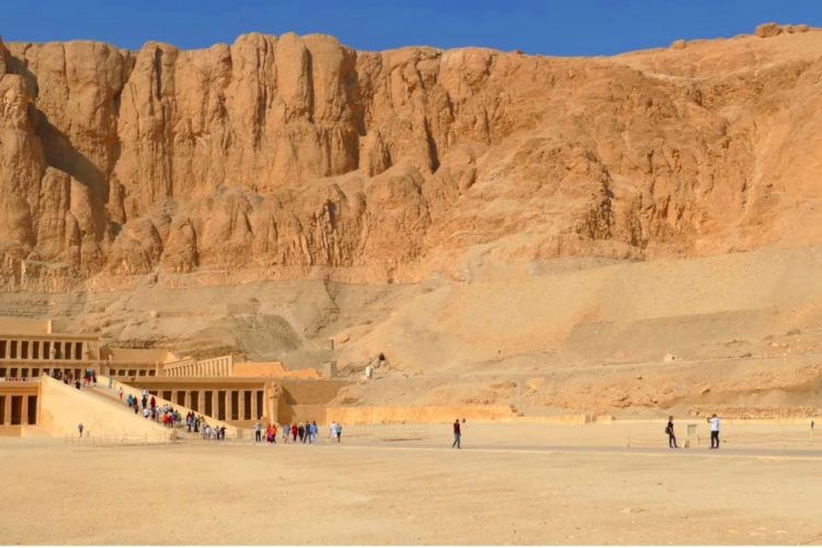 Молодожены будут платить по 95 долларов за фото у туробъектов Египта