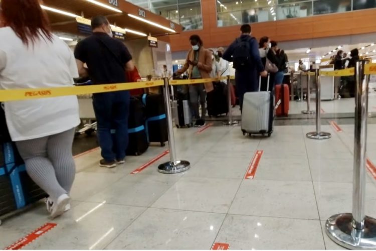 Пассажир с коронавирусом умер во время полета из Турции