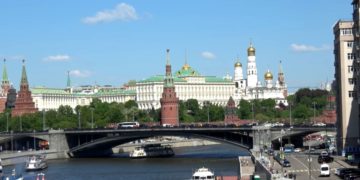 Попова: введение QR-кодов в России права человека не нарушает