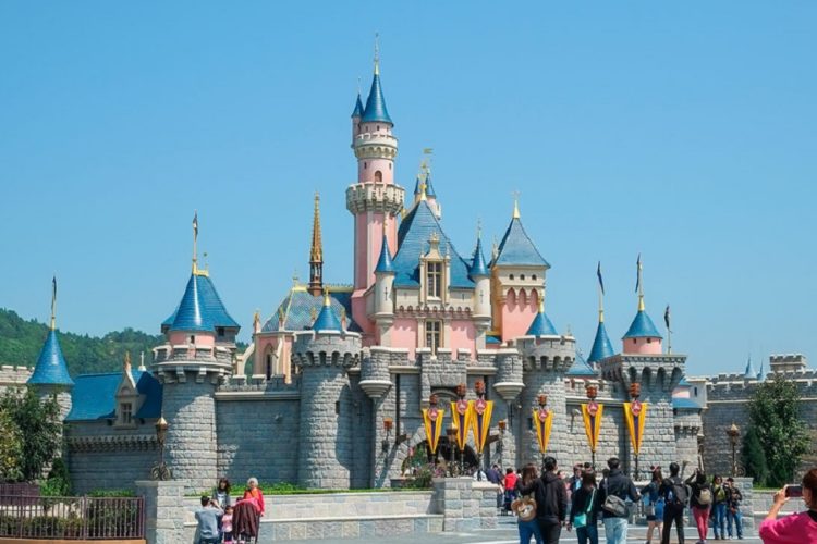 новость 20-11-2021 Гонконгский Диснейленд закрыли из-за одного посетителя с положительным тестом