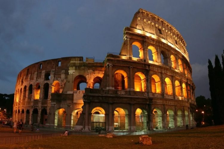 новость 20-11-2021 800 евро выплатят американские туристы за распитие пива в Колизее