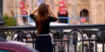 Германия должна принять более строгие меры на этой неделе, чтобы замедлить распространение варианта "омикрон", заявил новый экспертный совет правительства Германии в воскресенье, на следующий день после того, как правительство объявило, что введет ограничения на поездки для людей, прибывающих из Великобритании. Сейчас подобные меры вводят по всему миру. Поездки в Германию будут проблематичными для некоторых категорий и это уже ясно. Совет, в состав которого вошли ведущие вирусологи Германии и должностные лица здравоохранения, заявил, что новый штамм “привносит новое измерение в развитие пандемии”. По данным совета, число случаев заболевания омикроном в Германии удваивается примерно каждые 2-4 дня. Для борьбы со следующей волной инфекций и предотвращения переполнения и без того перегруженных больниц Германии совет рекомендовал более строгую политику правительства по сокращению контактов немцев. Необходимо разработать эффективные, скоординированные на национальном уровне контрмеры для контроля за процессом заражения, в частности, хорошо спланированные  ограничения на контакты, считают в стране. Совет также рекомендовал ускорить программу усиленной вакцинации в Германии. Германия полностью привила 70,2% своего населения, и 30,3% получили бустерную дозу. Национальный центр по контролю за заболеваниями страны, Институт Роберта Коха, добавил Великобританию в свой список "районов с омикроном" поздно вечером в субботу. Это означает, что любой, кто путешествует из Великобритании в Германию, должен пройти обязательный карантин в течение 14 дней, независимо от их статуса вакцинации. Новые ограничения, которые вступают в силу в полночь в воскресенье, вступают в силу в связи с тем, что Великобритания сообщает о рекордно высоком количестве новых случаев заражения коронавирусом. В субботу в Британии было зарегистрировано 90 418 новых случаев заболевания COVID-19, в воскресенье сообщалось о еще 82 886 случаях. Великобритания присоединяется к восьми африканским странам, которые ранее признали опасными. Начиная с воскресенья, Германия считает Францию и Данию зонами повышенного риска, что означает, что те, кто не привит или не выздоровел от вируса, должны пройти карантин в течение 10 дней после въезда в страну. Десятки стран, включая почти всех прямых соседей Германии, были добавлены в эту категорию.
