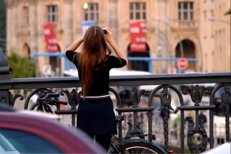 Германия должна принять более строгие меры на этой неделе, чтобы замедлить распространение варианта "омикрон", заявил новый экспертный совет правительства Германии в воскресенье, на следующий день после того, как правительство объявило, что введет ограничения на поездки для людей, прибывающих из Великобритании. Сейчас подобные меры вводят по всему миру. Поездки в Германию будут проблематичными для некоторых категорий и это уже ясно. Совет, в состав которого вошли ведущие вирусологи Германии и должностные лица здравоохранения, заявил, что новый штамм “привносит новое измерение в развитие пандемии”. По данным совета, число случаев заболевания омикроном в Германии удваивается примерно каждые 2-4 дня. Для борьбы со следующей волной инфекций и предотвращения переполнения и без того перегруженных больниц Германии совет рекомендовал более строгую политику правительства по сокращению контактов немцев. Необходимо разработать эффективные, скоординированные на национальном уровне контрмеры для контроля за процессом заражения, в частности, хорошо спланированные  ограничения на контакты, считают в стране. Совет также рекомендовал ускорить программу усиленной вакцинации в Германии. Германия полностью привила 70,2% своего населения, и 30,3% получили бустерную дозу. Национальный центр по контролю за заболеваниями страны, Институт Роберта Коха, добавил Великобританию в свой список "районов с омикроном" поздно вечером в субботу. Это означает, что любой, кто путешествует из Великобритании в Германию, должен пройти обязательный карантин в течение 14 дней, независимо от их статуса вакцинации. Новые ограничения, которые вступают в силу в полночь в воскресенье, вступают в силу в связи с тем, что Великобритания сообщает о рекордно высоком количестве новых случаев заражения коронавирусом. В субботу в Британии было зарегистрировано 90 418 новых случаев заболевания COVID-19, в воскресенье сообщалось о еще 82 886 случаях. Великобритания присоединяется к восьми африканским странам, которые ранее признали опасными. Начиная с воскресенья, Германия считает Францию и Данию зонами повышенного риска, что означает, что те, кто не привит или не выздоровел от вируса, должны пройти карантин в течение 10 дней после въезда в страну. Десятки стран, включая почти всех прямых соседей Германии, были добавлены в эту категорию.