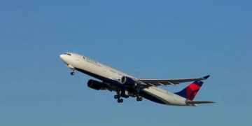 Авиакомпании начали отменять рейсы из-за омикрона