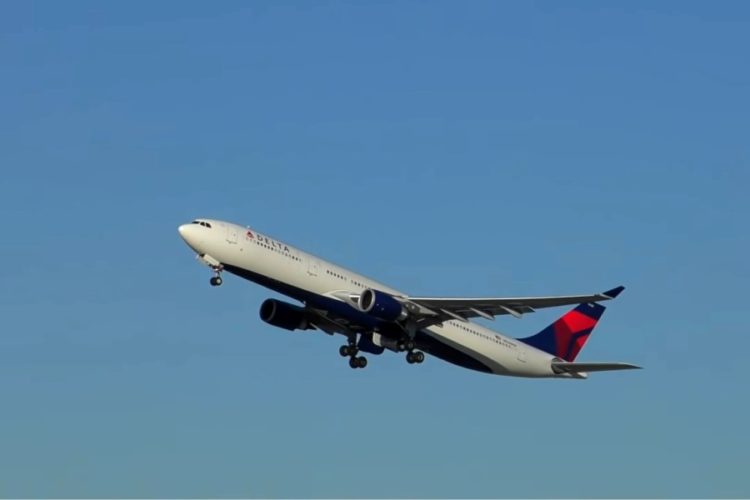 Авиакомпании начали отменять рейсы из-за омикрона