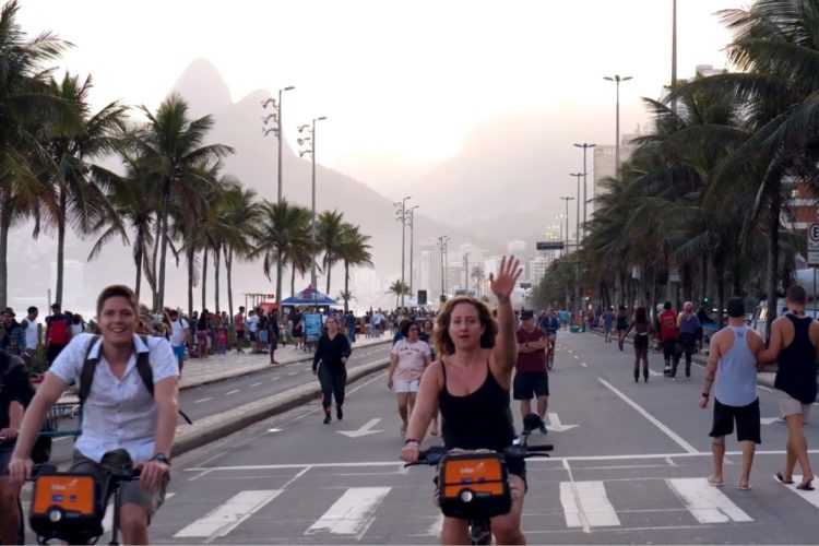 В стране карнавалов объявили противодействие антивакцинному туризму