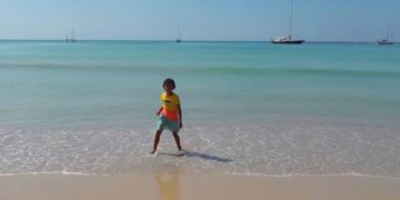 В новогоднюю ночь туристам дали больше свободы на острове Пхукет