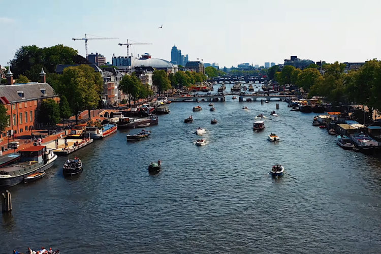 Нидерланды закрылись на локдаун