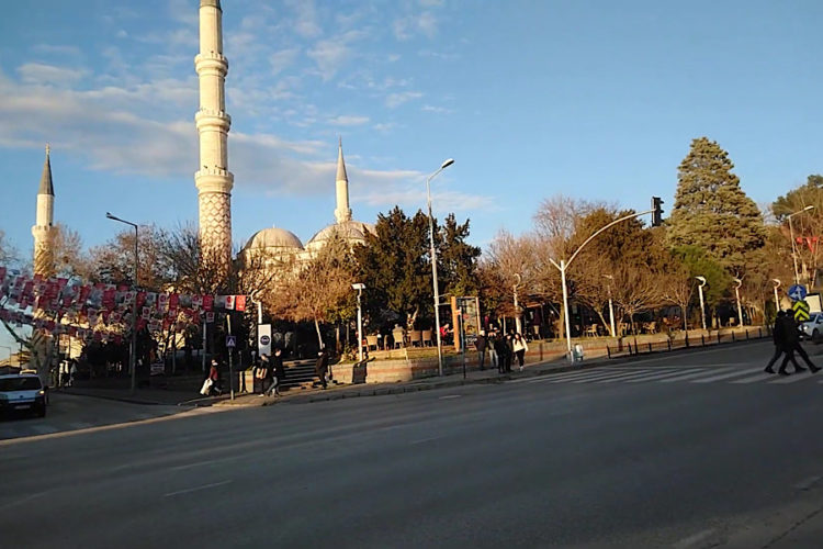 Турцию наводнили покупатели из Болгарии - товары покупают за копейки