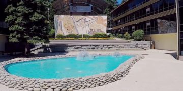 В минувшем год на детский кэшбек 5 миллиардов руб. Однако продление этой программы должно быть финансово подкреплено. Для того чтобы в 2022-м году можно было организовать такую же поддержку детского отдыха, выделить нужно такую же сумму. В понедельник такую информацию обнародовала глава Ростуризма. По её словам, чуть больше 4 000 000 000 руб. в этом году удалось освоить в рамках программы детского туристического кэшбека. Не всю сумму реализовали в связи с влиянием некоторых факторов. В принципе, ситуация связана с тем, что достаточно поздно удалось стартовать, только к концу мая. Многие родители уже успели купить путёвки на это время. Если бы программа открылась на несколько недель раньше, то весь лимит был бы исчерпан. Соответственно, как минимум такую же сумму нужно планировать и на следующий год, если удастся начать реализацию программы раньше. Зарина Догузова утверждает, что разговор о направлении денег на детский кэшбек сейчас идёт. Официального решения не приняли, потому говорить о каких-то конкретных цифрах сейчас ещё рано. Благодаря программе детского кэшбека более 400 000 детей смогли отправиться в лагеря, а их родители - воспользоваться скидкой. Для многих родителей это был единственный выход. Продление программы было бы поддержано общественностью и туристическими операторами. Пока известно, что окончательное решение зависит не от Ростуризма. Если бы это было так, то, по словам главы ведомства, положительные изменения уже были бы обнародованы.  Программа поддержки туризма в первую очередь рассчитана на небогатые семьи, которые за счёт скидки могут купить путёвку в коммерческий лагерь. Напомним, программа детского кэшбека открылась 25 мая и продлилась до 31 августа. У родителей появилась возможность приобрести своим детям путёвки в лагеря со скидкой 50 % однако получить можно было не более 20 000 руб. компенсации.