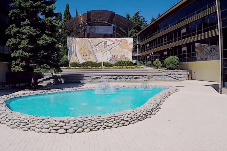 В минувшем год на детский кэшбек 5 миллиардов руб. Однако продление этой программы должно быть финансово подкреплено. Для того чтобы в 2022-м году можно было организовать такую же поддержку детского отдыха, выделить нужно такую же сумму. В понедельник такую информацию обнародовала глава Ростуризма. По её словам, чуть больше 4 000 000 000 руб. в этом году удалось освоить в рамках программы детского туристического кэшбека. Не всю сумму реализовали в связи с влиянием некоторых факторов. В принципе, ситуация связана с тем, что достаточно поздно удалось стартовать, только к концу мая. Многие родители уже успели купить путёвки на это время. Если бы программа открылась на несколько недель раньше, то весь лимит был бы исчерпан. Соответственно, как минимум такую же сумму нужно планировать и на следующий год, если удастся начать реализацию программы раньше. Зарина Догузова утверждает, что разговор о направлении денег на детский кэшбек сейчас идёт. Официального решения не приняли, потому говорить о каких-то конкретных цифрах сейчас ещё рано. Благодаря программе детского кэшбека более 400 000 детей смогли отправиться в лагеря, а их родители - воспользоваться скидкой. Для многих родителей это был единственный выход. Продление программы было бы поддержано общественностью и туристическими операторами. Пока известно, что окончательное решение зависит не от Ростуризма. Если бы это было так, то, по словам главы ведомства, положительные изменения уже были бы обнародованы.  Программа поддержки туризма в первую очередь рассчитана на небогатые семьи, которые за счёт скидки могут купить путёвку в коммерческий лагерь. Напомним, программа детского кэшбека открылась 25 мая и продлилась до 31 августа. У родителей появилась возможность приобрести своим детям путёвки в лагеря со скидкой 50 % однако получить можно было не более 20 000 руб. компенсации.