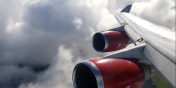 Законопроект о QR-кодах во время перелётов нуждается в корректировке. Сейчас многие эксперты заявляют, что нужно вносить изменения, которые позволят сделать работу правильной и адекватной. В первую очередь это касается требований, которые должны распространяться на авиакомпании. В рамках встречи представителей авиационной отрасли с депутатами комитета Госдумы по транспорту прозвучала идея отказаться от обязательства для авиакомпаний по возвращению стоимости авиабилетов в том случае, если у пассажира нет цифрового сертификата. Стремления, которые могут касаться пассажиров, в этой ситуации вполне логичные. Однако нужно понимать, что есть ещё и правила, которые касаются авиакомпаний и их работы. Если QR-коды будут действительными, то отвечать за их наличие должен сам пассажир. Туристы должны понимать, что без этого документа попасть в самолёт не получится. Соответственно, в том случае если во время посадки на борт документа в наличии у пассажира не окажется, отвечать за такую ситуацию он должен самостоятельно. В конце концов, это может говорить о недобросовестности клиента. Авиакомпания может пострадать, если ей придется организовывать. Перевозчики настаивают на том, что компенсацию за авиабилеты нужно осуществлять только в том случае, если идёт речь об оформлении возвратного тарифа. В большинстве своём речь идёт не о самом экономичном варианте, а пассажиры, которые хотят сэкономить, такие билеты готовы покупать не всегда. Текущая редакция законопроекта гласит, что пассажиру, у которого нет QR-кода, авиакомпания должна возвращать деньги в полном объёме. Вернуть эти деньги надо в срок до 30 дней. Возмущение авиакомпаний в этой ситуации является вполне логичным. В рамках встречи, о которой идёт речь, помимо прочего подняли и вопрос транзитных пассажиров. Многие туристы приезжают в Россию из других государств и далее должны внутри страны следовать в какой-то другой аэропорт. В этом случае у туриста может тоже не быть QR-кода. Соответственно, нужно предусмотреть какие-то альтернативные варианты.