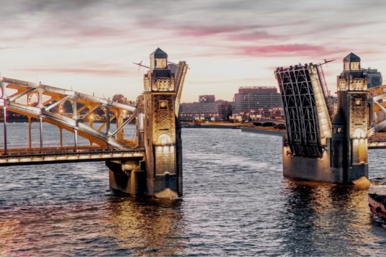 Ситуацию с омикроном в РФ объяснили официально