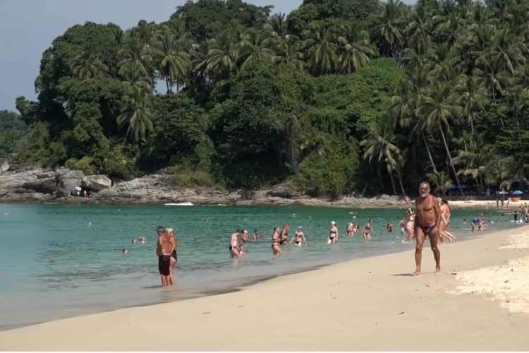 Таиланд посадил на карантин 100 туристов из-за омикрона