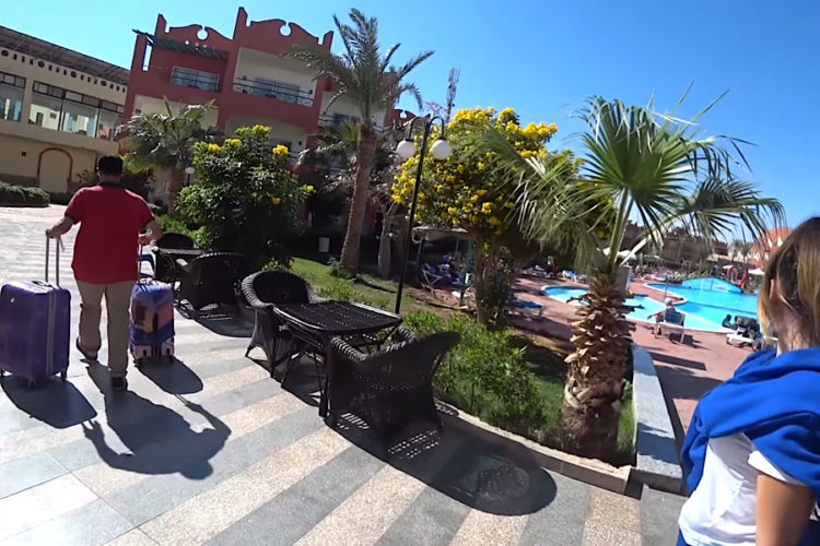 Власти Египта заявили, что на новогодние праздники в отелях страны хватит мест для всех. Кроме того, туристов интересовала работа аэропортов в пиковое время. По словам заместителя министра туризма Египта, в предстоящий сезон отдых путешественников будет комфортным. Эксперт утверждает, что сейчас есть достаточно номеров в отелях Египта. Причём это касается всех уровней и всех курортов. Туристам рекомендовано не обращать внимания на панические сообщения в социальных сетях. В то же время, сейчас лучше обращать внимание на города, располагающиеся на юге Египта. Там наблюдается тёплая зима, а значит возможностей для отдыха даже более, чем достаточно. Северные регионы буквально недавно пострадали от циклона. Там даже выпал снег. По этой причине в школах отменили занятия, а порты на время были закрытыми. Нужно понимать, что Египет - это тёплая страна, потому выпавший снег очень быстро растаял. Но на улицах от этого комфортнее не стало. По информации метеорологов, такая ситуация для Египта является внештатной, однако паниковать не стоит. Правила пересечения границы этого государства остаются лояльными. Прилетать можно с сертификатом о вакцинации от коронавируса, негативным анализом и QR-кодом или же тестом на антитела. Российские туроператоры пока не сообщали о каких-то проблемах с Египтом.