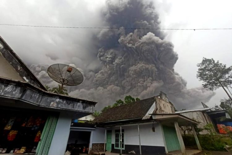 Число жертв извержения вулкана в Индонезии стремительно растет