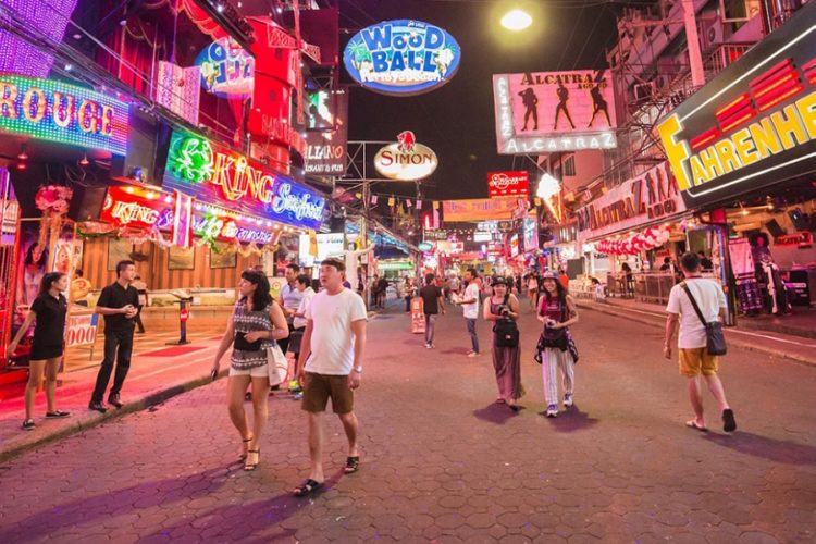 новость 05-12-2021 В Паттайе сняли ограничения на торговлю алкоголем