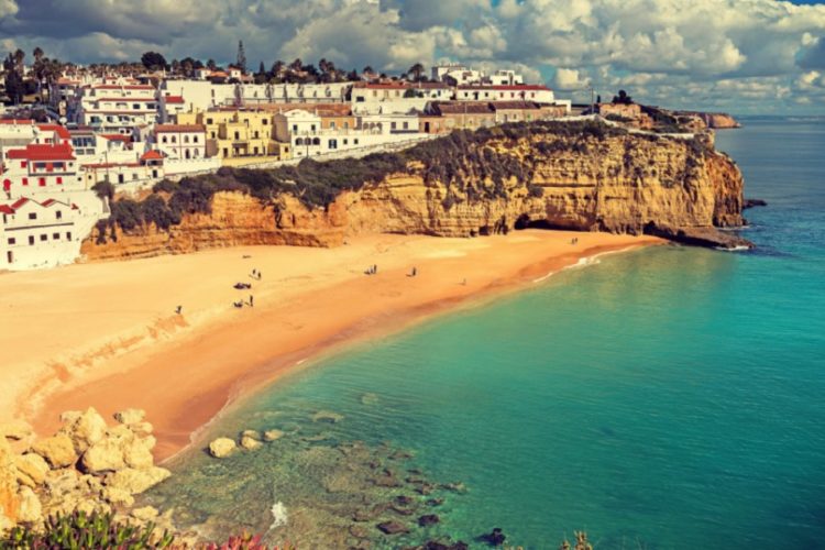 новость 12-12-2021 Алгарве приостановит прием туристов на время новогодних каникул