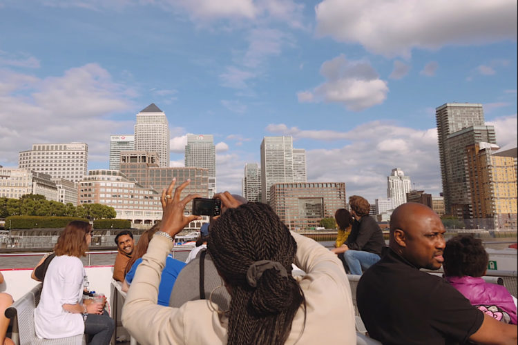 Великобритания объявила упрощенный пропуск туристов без прививок