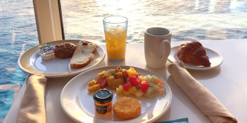 Россияне начали уезжать домой из круизного корабля, остановившегося в Дубае