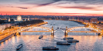 Стало известно, какая категория туристов тратит больше всего денег в Питере