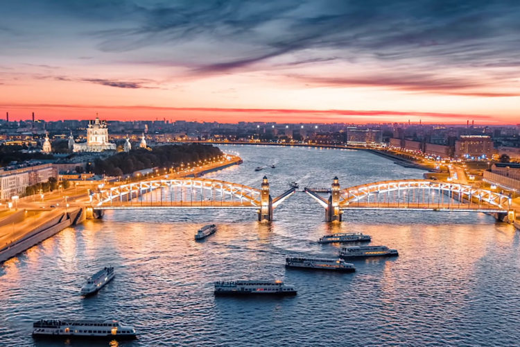 Стало известно, какая категория туристов тратит больше всего денег в Питере