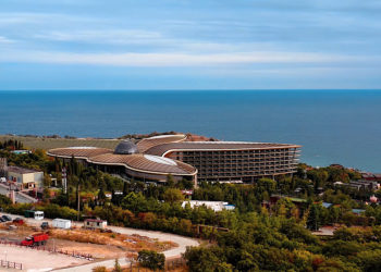 Отели Крыма начали отказываться от партнерства с Booking.com