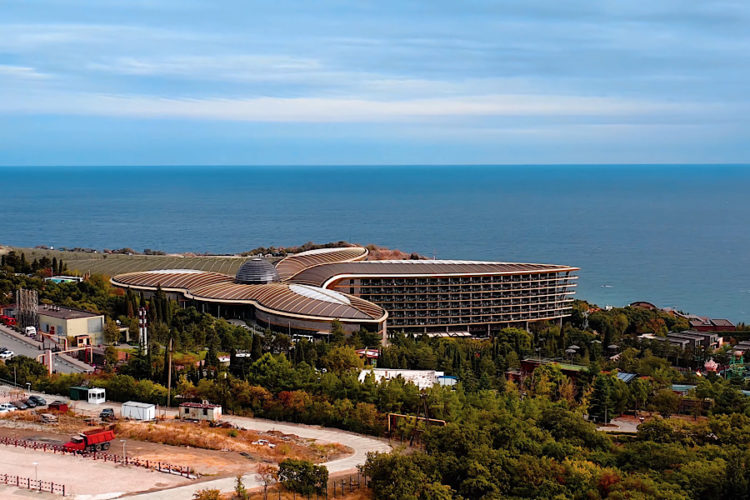 Отели Крыма начали отказываться от партнерства с Booking.com