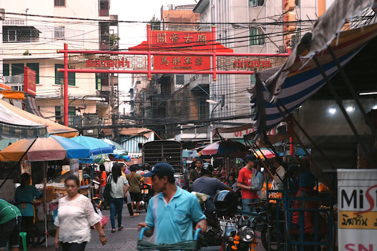 Более 400 баров, ночных клубов и развлекательных заведений Бангкока подали заявки на разрешение вновь открыть свои рестораны. Места проведения были закрыты с апреля из-за строгих мер по борьбе с болезнями. Правительство отложило свой план по открытию баров и ночных клубов в середине января из-за вспышки омикрона в Таиланде, но решило разрешить заведениям подавать заявки на открытие. Такой подход не нравится владельцам развлекательных заведений. Люди хотят отдыхать так, как это было раньше. В общей сложности 413 заведений подали заявки на разрешение на открытие ресторанов, и некоторые из них все еще рассматриваются официальными лицами. Развлекательные заведения, которые хотят вновь открыться, должны следовать мерам по “Освобождению от Covid-19” и быть одобрены в соответствии со стандартами, установленными Управлением по безопасности и охране здоровья. Все сотрудники должны быть вакцинированы. Клиенты, которые не вакцинированы, должны показать отрицательный результат теста перед входом. Территория также должна быть просторной для социального дистанцирования. В Бангкоке и других провинциях, отнесенных к “голубым” зонам, продажа алкоголя в ресторанах разрешена, но только до 9 вечера. Ресторанам, предлагающим выпивку после 9 вечера, может грозить штраф в размере до 7000 бат за первое нарушение. Места, которые неоднократно нарушат правило отсечения, будут подвергнуты штрафам в размере от 12 000 до 20 000 бат. Заведения, которые продолжают нарушать эту меру, могут быть вынуждены закрыться. Местный бизнес считает, что даже ухудшение санитарной обстановки не должно останавливать работу заведений. Иначе многим придется закрыться навсегда. Что касается распространения омикрона, то о второй смерти, связанной с этим вариантом, сообщил сегодня Центр по управлению ситуацией с Covid-19. Обе погибшие были пожилыми женщинами с серьезными сопутствующими заболеваниями.