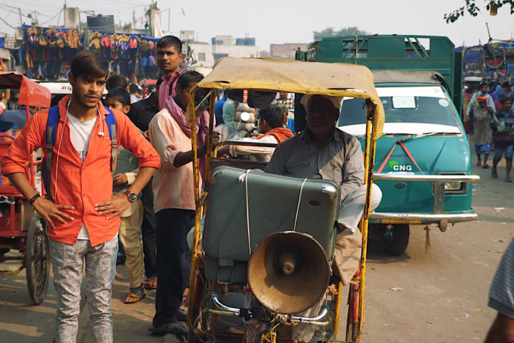 Туристы, которые на протяжении длительного периода путешествуют по Индии, могут заметить, что их эмоциональное состояние сильно изменилось. Нельзя сказать, что поездки по Индии являются слишком опасными для иностранцев, но нужно быть внимательными, пишет издание The Guardian. По информации этого популярного СМИ, психологические изменения впервые заметил французский врач психолог. Ещё в 1985-м году эксперт отправился в Мумбай, где должен был решить проблемы в консульстве Франции. По итогу этой поездки он сумел пообщаться со многими соотечественниками и узнал, как они себя чувствуют. Некоторые заявили, что столкнулись с так называемым индийским синдромом. Путешественники терялись и не могли понять, как нужно себя везти. До поездки в Индию иностранцы были абсолютно нормальными. Однако через месяц их состояние уже было нестабильным. Изначально были предположения, что поведение меняется по причине употребления наркотических веществ. Однако позже стало понятно, что так люди себя чувствуют из-за дезориентации в незнакомой культуре и стране. В отдельных случаях шла речь об остром психозе, который нуждался в лечении. В некоторых случаях индийский синдром становился причиной отрыва от реальности. В течение десятилетия врач психолог из Франции занимался изучением этого синдрома и пытался понять, как его можно избежать. Итогом этого исследования стала книга "Без ума от Индии". Эта книга была опубликована в 2000-м году. Реджис Эро, автор книги, рассказал, что именно Индия больше остальных стран стимулирует воображение иностранцев. Пробуждаются сильные эмоции, с которыми не все могут справиться. Для примера приводятся многие случаи, которые в реальности произошли с пациентами этого эксперта. Один из них провёл два месяца в тюрьме и сжег собственный паспорт. Другой на протяжении пяти лет переезжал из одного штата в другой, несмотря на то, что его ждали дома. Родные даже посчитали, что мужчина погиб. Многие из случаев, которые произошли с туристами, были безобидными. Официально синдром, который описывается в книге, не признали заболеванием. Но, по информации издания, страховые компании начали включать его в договор в качестве пункта, позволяющего его аннулировать. В Индию не рекомендуют ехать людям с нестабильной психикой.