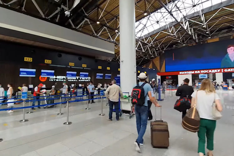 Российская туристка пошла под суд из-за странного предмета в багаже