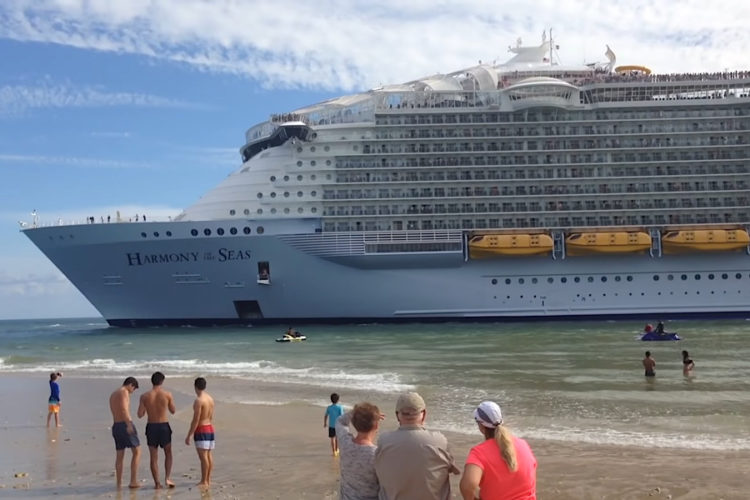 Туристам рекомендуют отказаться от круизов уже сейчас