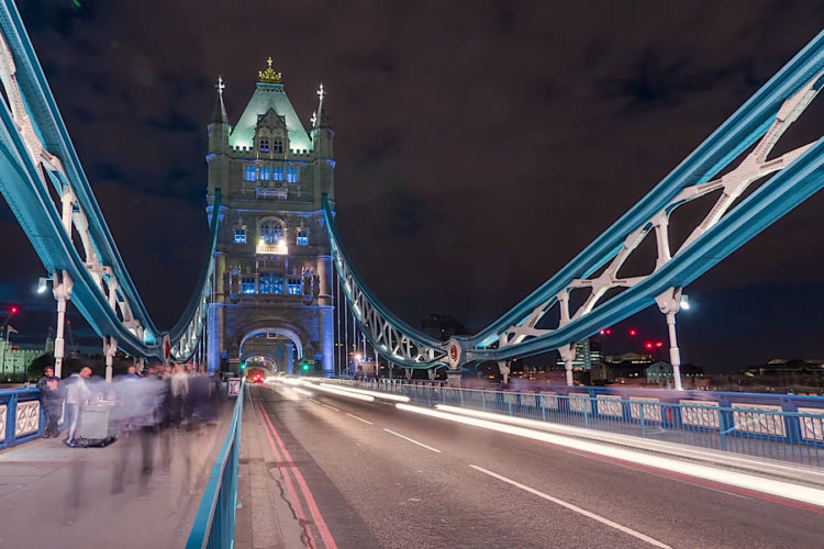 Великобритания начинает жизнь без правил по COVID