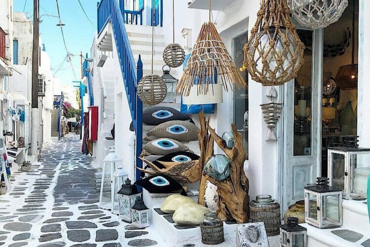 Греция не планирует принимать россиян без раздражающего всех документа