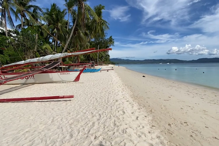 Россиянам можно пока не спешить в недавно открывшуюся страну