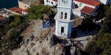 Посольство России в Греции предупредило россиян об опасности