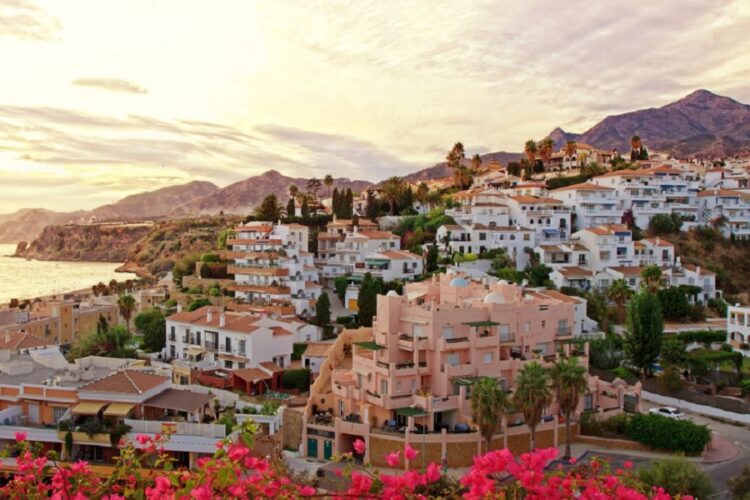 новость 18-04-2022 На курортах Испании разместили 50 тысяч украинских беженцев