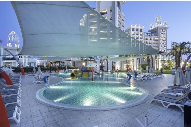 новость 11-05-2022 Состоятельные российские туристы стремительно раскупают люксовые отели в Турцию