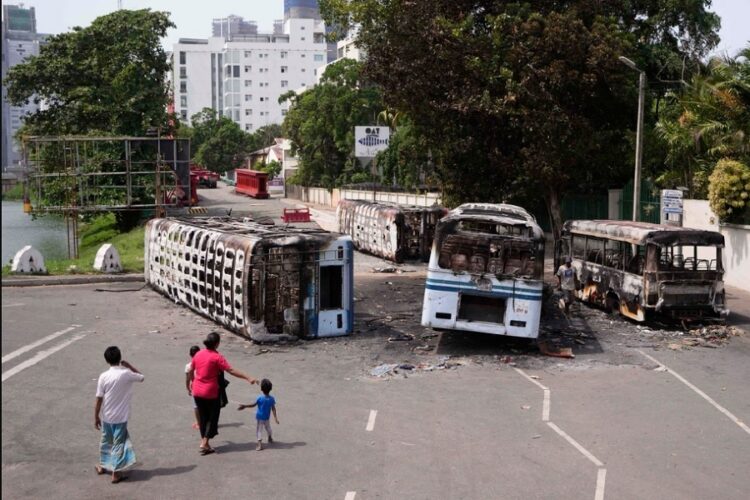 новость 12-05-2022 Шри-Ланка охвачена массовыми беспорядками. Туристам рекомендуют оставаться в отелях