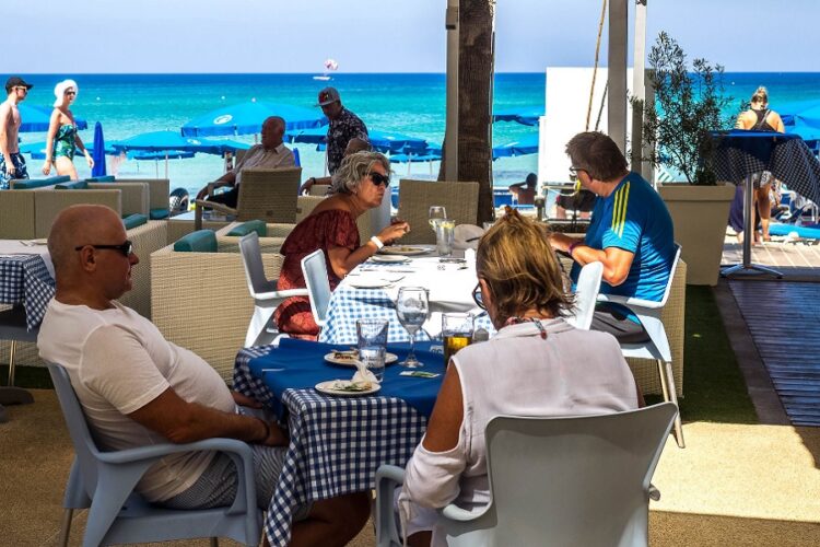 новость 30-06-2022 Туристический поток на Кипр без россиян вырос в пять раз