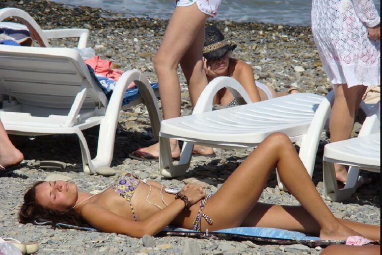 новость 19-07-2022 В Сочи загорать топлесс приравняли к мелкому хулиганству