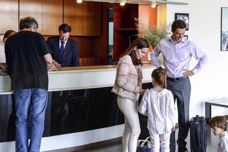 новость 19-07-2022 Британские туристы вымогают деньги у турецких отелей