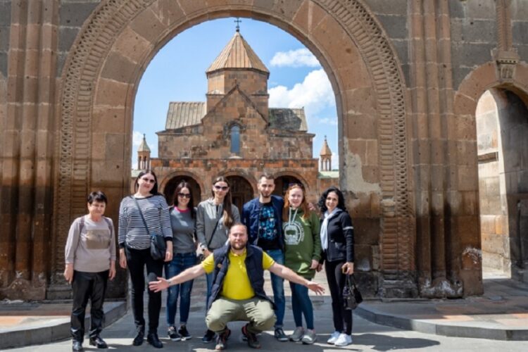 новость 08-09-2022 Российские туристы стали чаще ездить в Армению