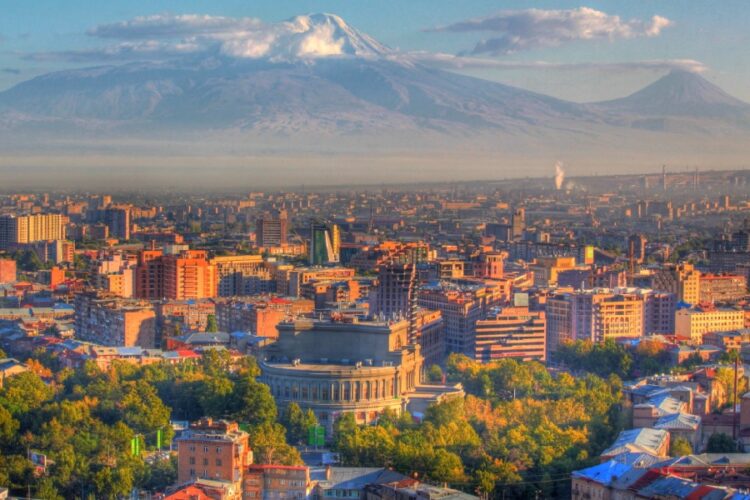 новость 30-09-2022 Из-за наплыва россиян жилье в столице Армении подорожало в 2 раза